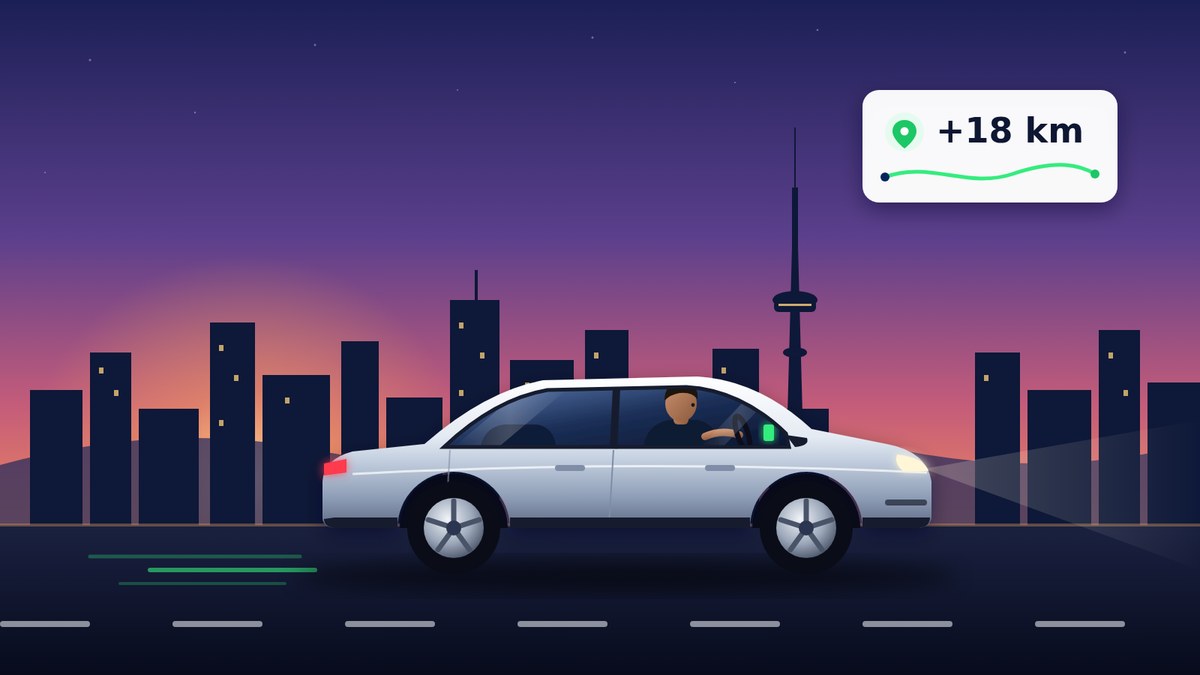 Illustration : un chauffeur au volant d’une berline blanche roule au coucher du soleil devant une ville et sa tour, tandis que KiloTax enregistre son trajet de 18 km